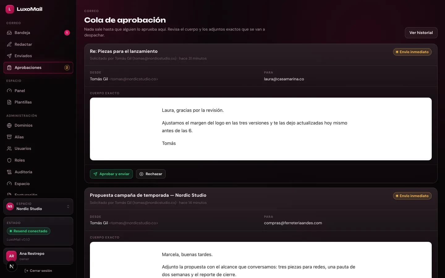 Cola de aprobación de LuxoMail: dos correos esperando, cada uno con su remitente, su destinatario y el cuerpo exacto que se va a enviar, y los botones de aprobar y rechazar.